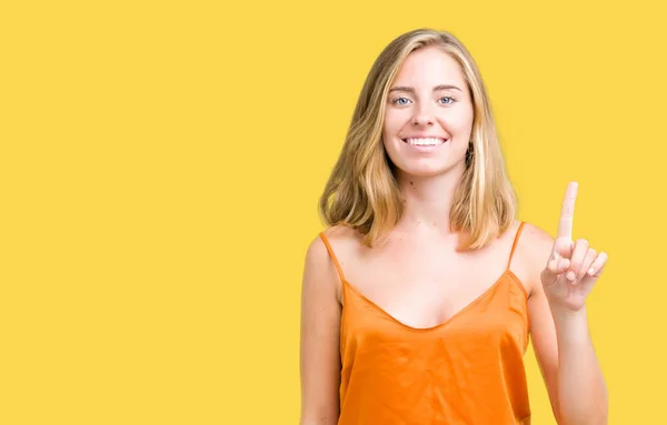 Hermosa Mujer Joven Con Camisa Naranja Sobre Fondo Aislado Que — Foto de Stock