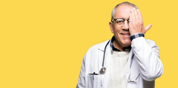 Bello Anziano Medico Uomo Indossa Cappotto Medico Che Copre Occhio — Foto Stock