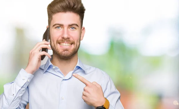 Jovem Homem Bonito Negócio Falando Smartphone Muito Feliz Apontando Com — Fotografia de Stock