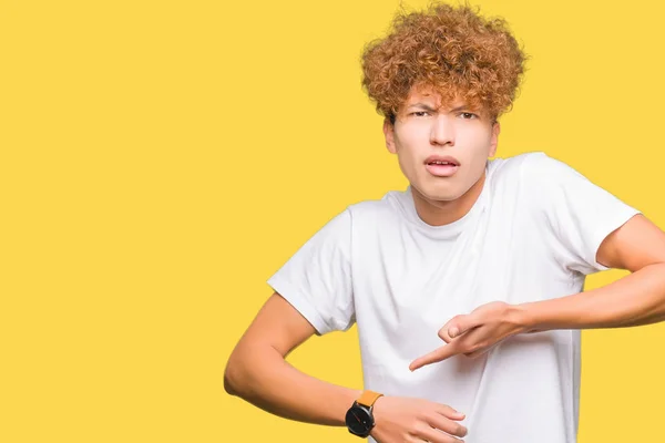 Mladý Pohledný Muž Afro Vlasy Nosí Ležérní Bílé Tričko Spěchu — Stock fotografie