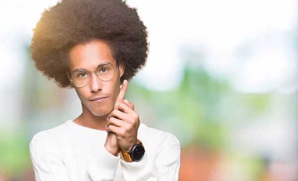 Mladý Američan Afričana Muž Afro Vlasy Nosí Brýle Držení Symbolické — Stock fotografie
