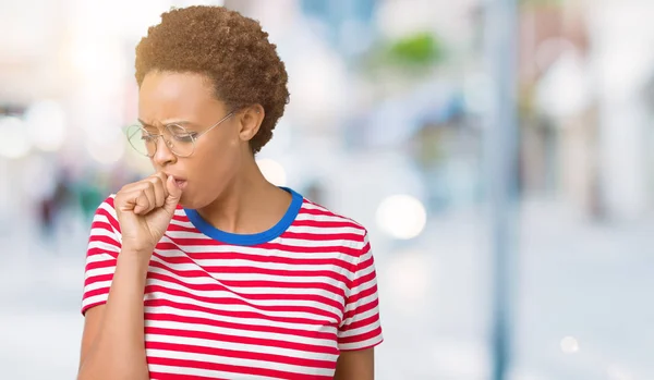 美丽的年轻非洲裔美国妇女戴眼镜在孤立的背景感到不适和咳嗽作为症状的感冒或支气管炎 医疗理念 — 图库照片