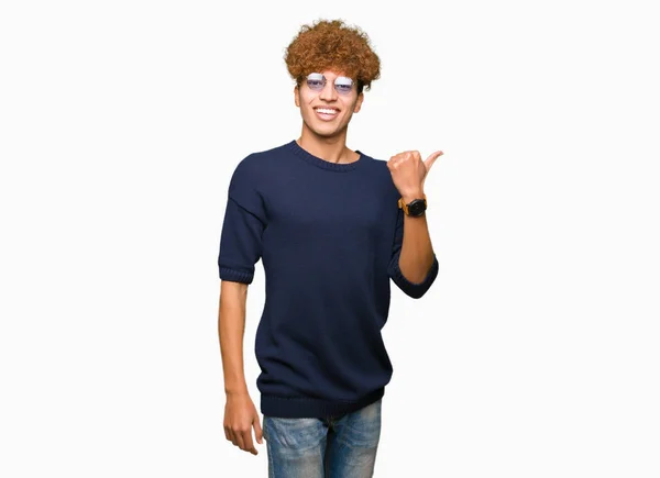 Ung Vacker Man Med Afro Glasögon Leende Med Glada Ansikte — Stockfoto