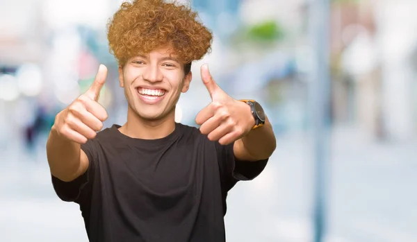 Joven Hombre Guapo Con Pelo Afro Usando Camiseta Negra Aprobando —  Fotos de Stock