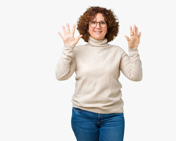 美丽的中年妇女穿着高领毛衣和眼镜在孤立的背景显示和手指指向数字十 而微笑着自信和快乐 — 图库照片