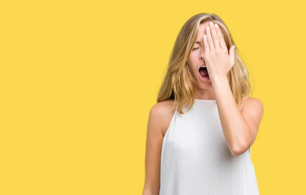 Mooie Elegante Jongedame Geïsoleerde Achtergrond Geeuwen Moe Die Betrekking Hebben — Stockfoto