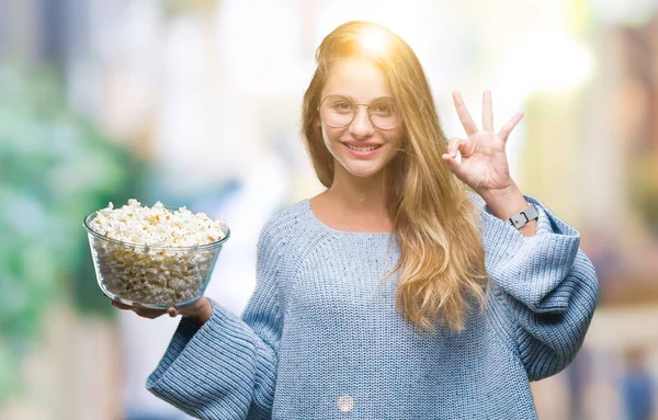 Młody Piękny Blond Kobieta Jedzenie Popcorn Białym Tle Robi Znak — Zdjęcie stockowe