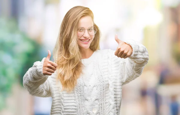 Jovem Mulher Loira Bonita Vestindo Suéter Inverno Óculos Sol Sobre — Fotografia de Stock