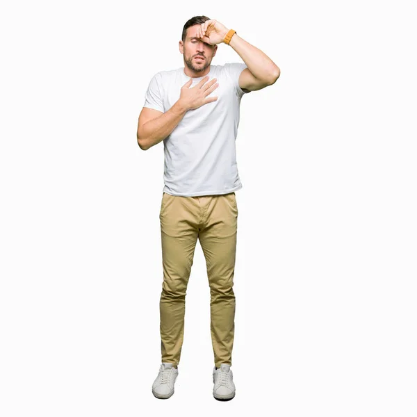 Hombre Guapo Con Camiseta Blanca Casual Tocando Frente Para Enfermedad — Foto de Stock