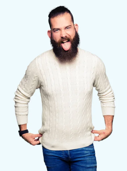 Homem Jovem Hipster Vestindo Camisola Inverno Colando Língua Feliz Com — Fotografia de Stock