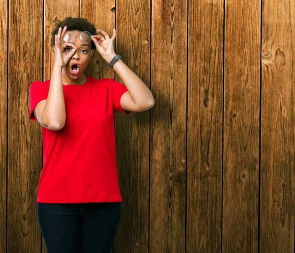 Beautiful Young African American Woman Wearing Glasses Isolated Background Doing — Stock Photo, Image