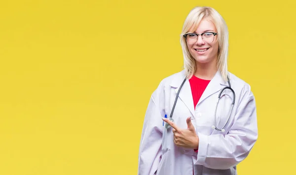 Jovem Bela Mulher Médica Loira Vestindo Uniforme Médico Sobre Fundo — Fotografia de Stock