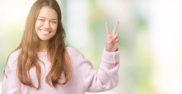 Giovane Bella Donna Bruna Indossa Maglione Invernale Rosa Sfondo Isolato — Foto Stock