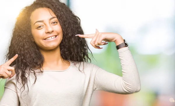 Ung Vakker Jente Med Krøllete Hår Tilfeldig Genser Smiler Selvsikker – stockfoto