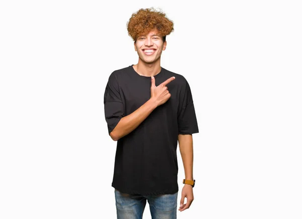 Όμορφος Νεαρός Άφρο Μαλλιά Φορώντας Μαύρο Shirt Χαρούμενα Ένα Χαμόγελο — Φωτογραφία Αρχείου