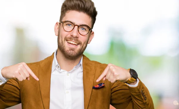 Junger Gutaussehender Geschäftsmann Mit Brille Der Selbstbewusst Mit Einem Lächeln — Stockfoto