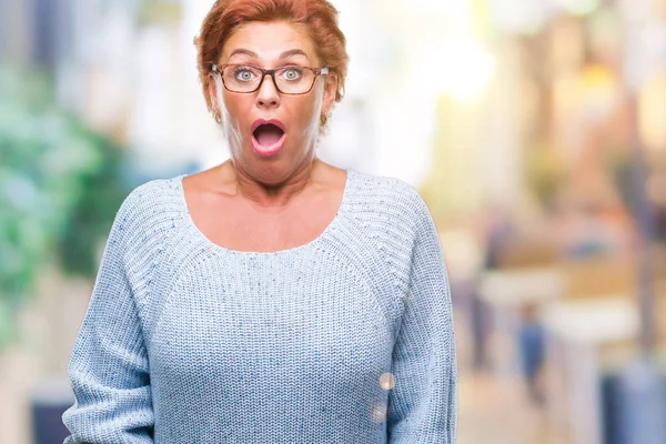 Atractiva Mujer Pelirroja Caucásica Senior Con Gafas Sobre Fondo Aislado —  Fotos de Stock