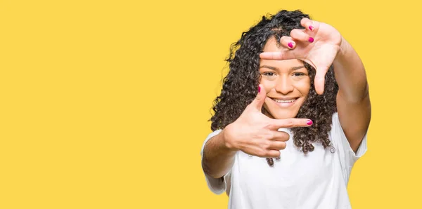 Mulher Bonita Nova Com Cabelo Encaracolado Vestindo Shirt Branca Sorrindo — Fotografia de Stock