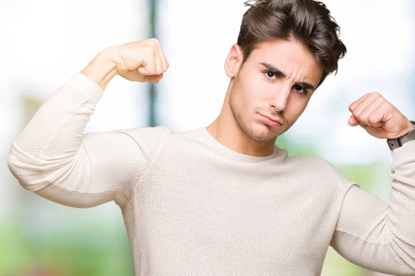 Joven Hombre Guapo Sobre Fondo Aislado Mostrando Los Músculos Los — Foto de Stock