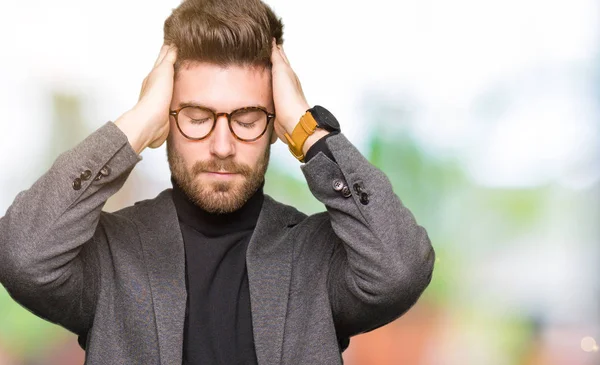 Joven Hombre Negocios Guapo Con Gafas Que Sufren Dolor Cabeza —  Fotos de Stock