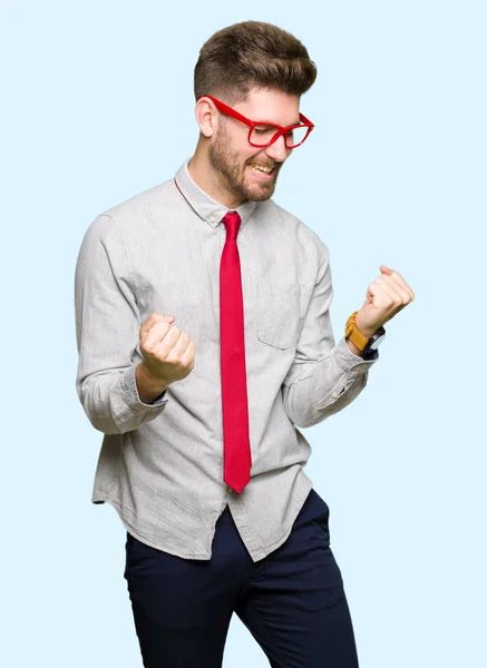 Jovem Homem Negócios Bonito Usando Óculos Muito Feliz Animado Fazendo — Fotografia de Stock