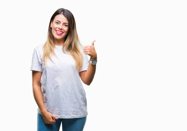 Mladá Krásná Žena Příležitostné Bílé Tričko Izolované Pozadí Usmíval Šťastný — Stock fotografie