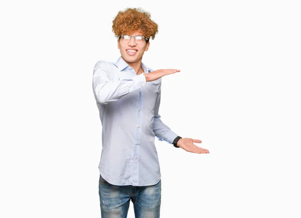 Joven Hombre Negocios Guapo Con Gafas Afro Que Hacen Gestos —  Fotos de Stock