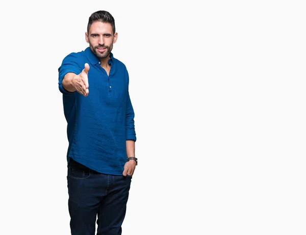 Jovem Homem Bonito Sobre Fundo Isolado Sorrindo Amigável Oferecendo Aperto — Fotografia de Stock