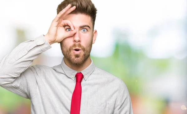 Junger Gutaussehender Geschäftsmann Der Mit Überraschtem Gesicht Und Durch Finger — Stockfoto