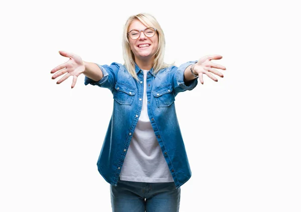 Joven Mujer Rubia Hermosa Con Gafas Sobre Fondo Aislado Mirando — Foto de Stock