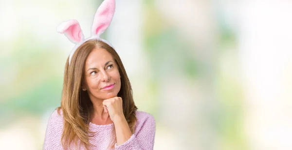 Brünette Frau Mittleren Alters Die Osterhasenohren Über Isoliertem Hintergrund Trägt — Stockfoto