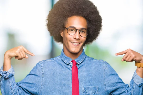 Молодий Афроамериканець Ділова Людина Афро Волосся Носити Окуляри Червоний Краватку — стокове фото