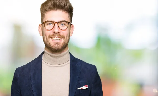 Jovem Homem Negócios Bonito Usando Óculos Com Sorriso Feliz Legal — Fotografia de Stock