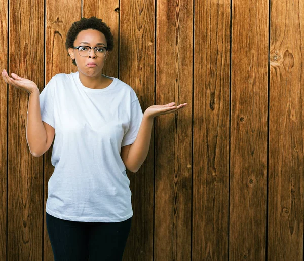 Linda Jovem Afro Americana Vestindo Óculos Sobre Fundo Isolado Expressão — Fotografia de Stock