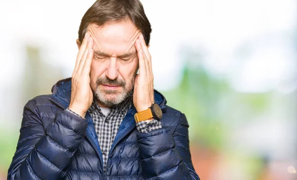 Gut Aussehender Mann Mittleren Alters Wintermantel Mit Der Hand Auf — Stockfoto