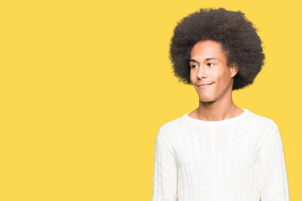 Joven Hombre Afroamericano Con Pelo Afro Vistiendo Suéter Invierno Mirando —  Fotos de Stock