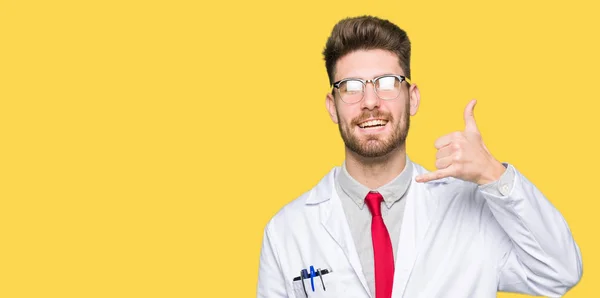 Jovem Cientista Bonito Usando Óculos Sorrindo Fazendo Gesto Telefone Com — Fotografia de Stock