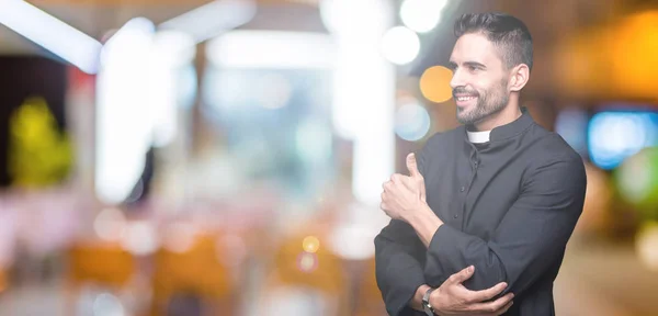 Joven Sacerdote Cristiano Sobre Fondo Aislado Mirando Orgulloso Sonriendo Haciendo —  Fotos de Stock