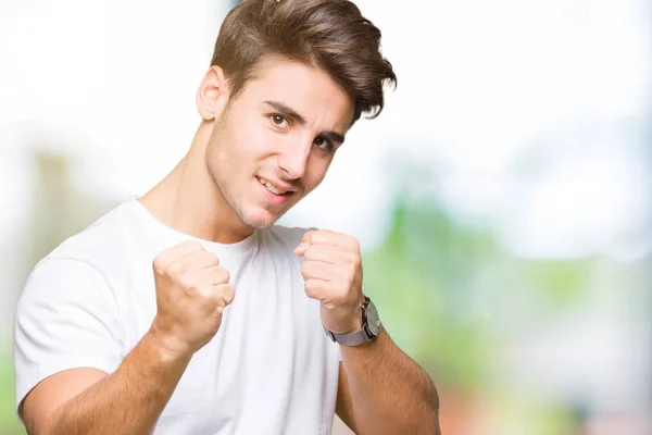 Joven Hombre Guapo Con Camiseta Blanca Sobre Fondo Aislado Listo — Foto de Stock