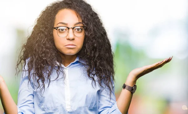 Jeune Belle Fille Affaires Avec Les Cheveux Bouclés Portant Des — Photo