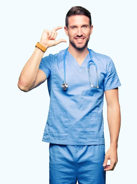 Bell Uomo Medico Indossa Uniforme Medica Sfondo Isolato Sorridente Fiducioso — Foto Stock