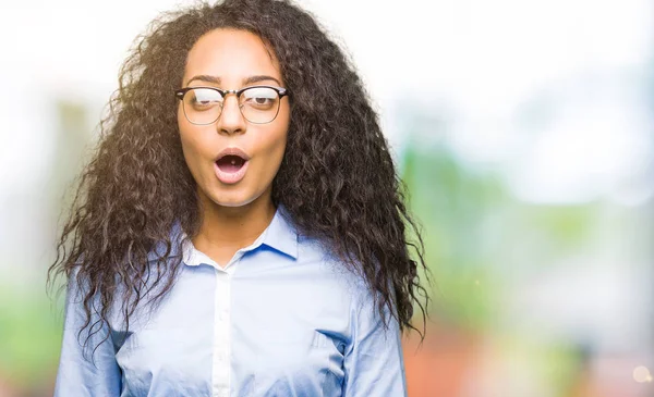 Joven Hermosa Chica Negocios Con Pelo Rizado Con Gafas Miedo — Foto de Stock