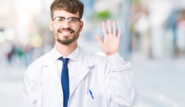 Joven Científico Profesional Vestido Con Una Bata Blanca Sobre Fondo — Foto de Stock