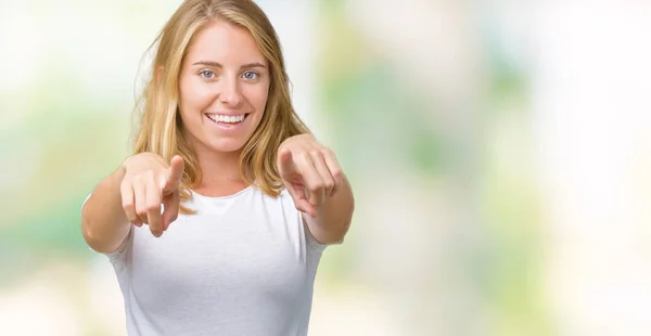 Hermosa Mujer Joven Con Camiseta Blanca Casual Sobre Fondo Aislado —  Fotos de Stock