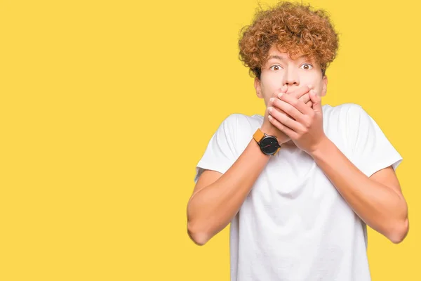 Mladý Pohledný Muž Afro Vlasy Nosí Ležérní Bílé Tričko Šokován — Stock fotografie