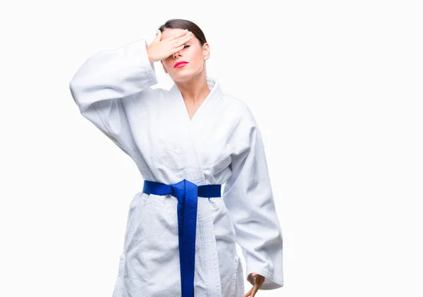 Jovem Mulher Bonita Vestindo Uniforme Kimono Karatê Sobre Fundo Isolado — Fotografia de Stock