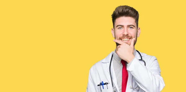 Joven Médico Guapo Con Abrigo Médico Mirando Con Confianza Cámara — Foto de Stock