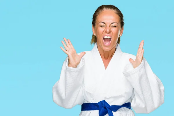 Średnim Wieku Dorosłych Kobieta Ubrana Kimona Karate Kimono Nad Białym — Zdjęcie stockowe