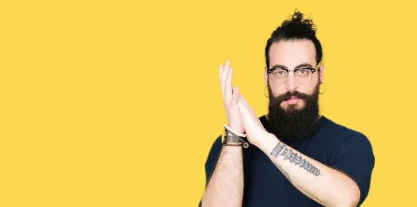 Jovem Hipster Com Cabelo Comprido Barba Usando Óculos Palmas Aplausos — Fotografia de Stock