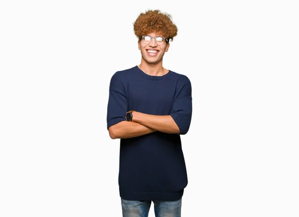 Mladý Pohledný Muž Afro Nošení Brýlí Šťastný Obličej Úsměvem Překřížením — Stock fotografie